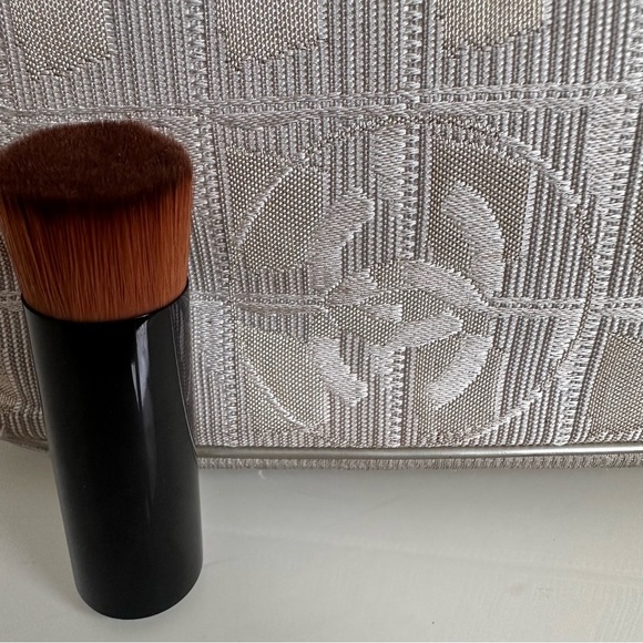 Chanel Mini Foundation Brush | Les Beiges - Picture 3 of 4
